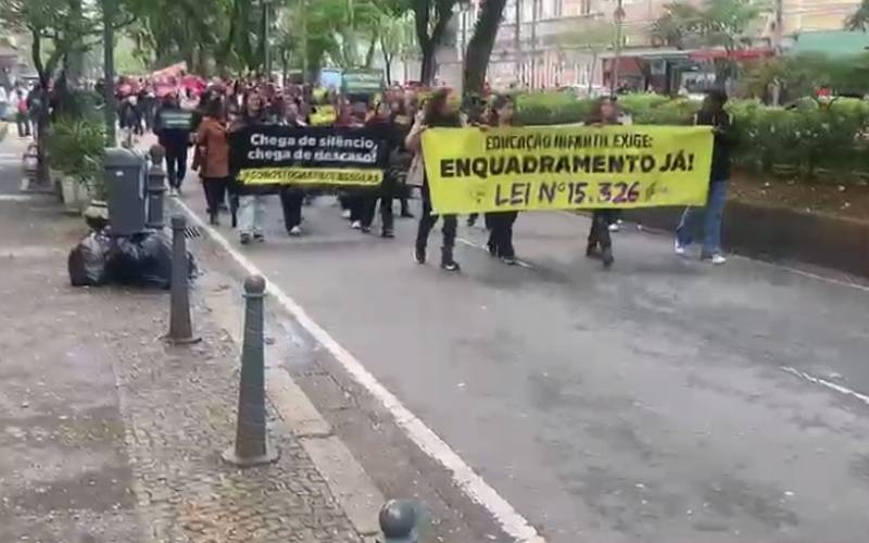 Após votação de reajuste, servidores municipais voltam às ruas por direitos