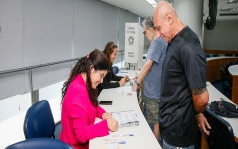 Voluntariado entre mesários cresce em Petrópolis e chega a 81,6% nas Eleições 2026