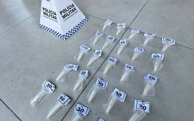Polícia Militar apreende cocaína no Morro do Xavier