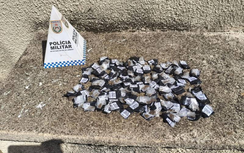 Polícia Militar apreende adolescente por tráfico de drogas na Glória