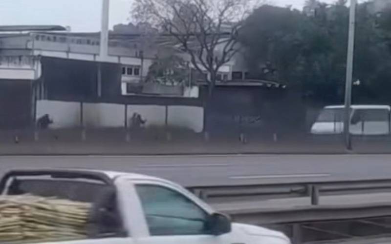 Vídeo mostra criminosos atirando durante suposto assalto na Washington Luiz, em Duque 