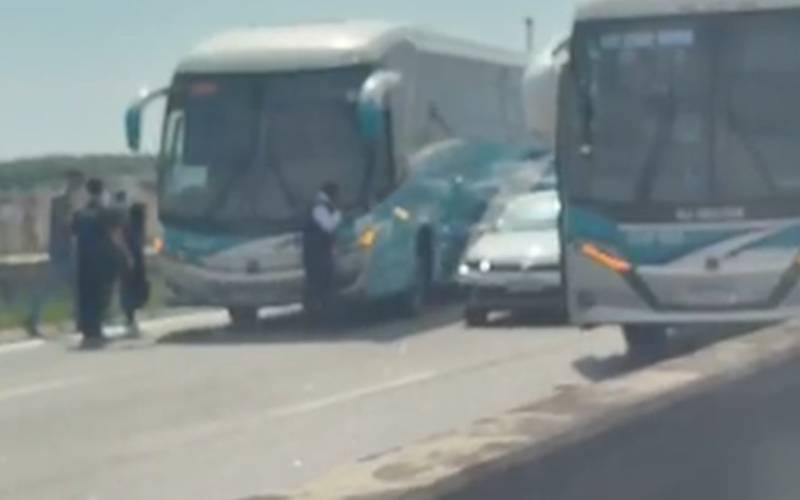 Bandidos param ônibus de excursão com estudantes na  Linha Vermelha