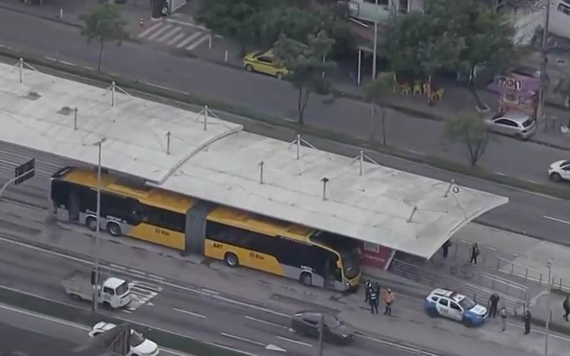 Passageiro morre após ser baleado dentro de ônibus do BRT no Rio