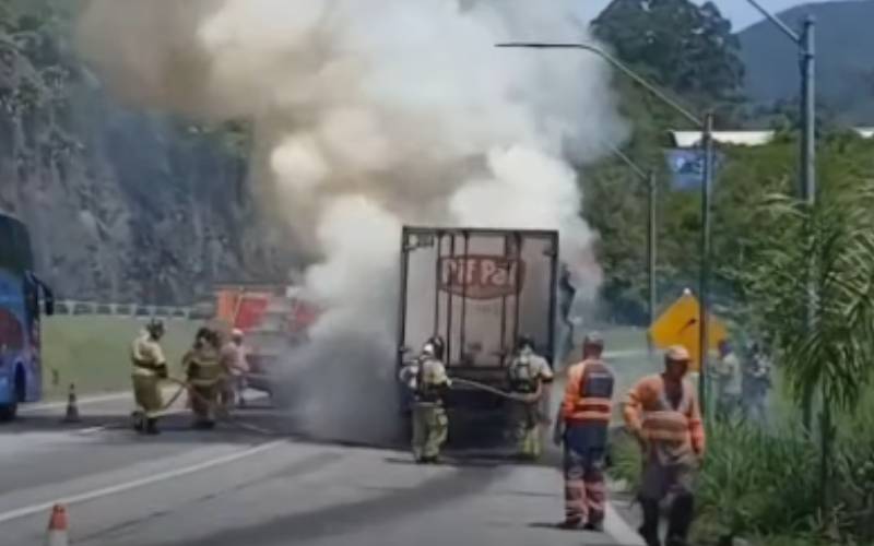 Caminhão pega fogo na BR-040, em Petrópolis