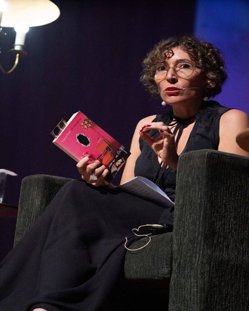 2. Linda Feitoza o livro “Leia Mulheres Petrópolis  juntas lemos mais e lemos melhor”