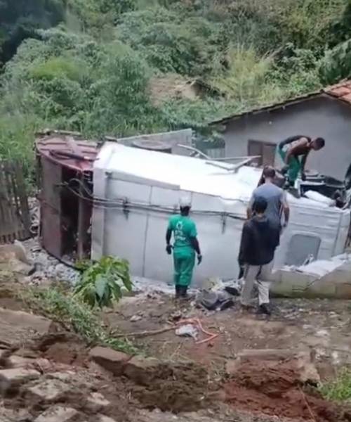 Prefeitura e a Solid não tomaram qualquer providência e o caminhão tombado na quinta-f
