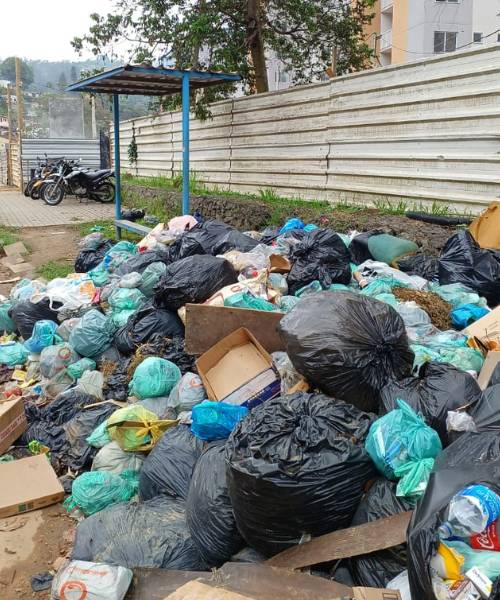 O lixo, que já ocupa mais de 50 metros de calçada, no Centro de Nogueira, avança agora