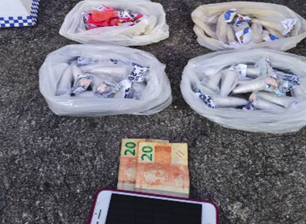 PM apreende adolescentes por ato infracional análogo ao tráfico de drogas no Floresta