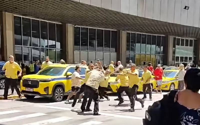 Briga entre taxistas deixa confusão na entrada do Aeroporto do Galeão