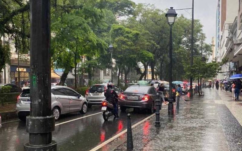 Defesa Civil emite SMS para chuva moderada a forte em Petrópolis