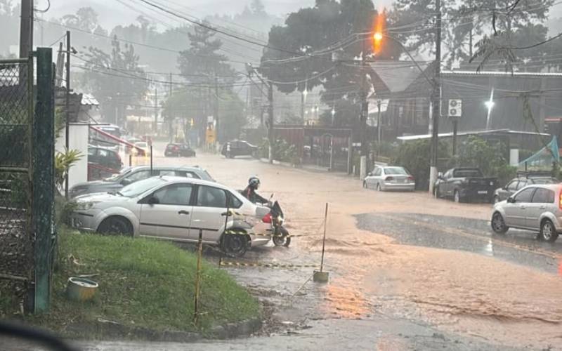 Chuva desta quinta-feira causa alagamentos em Itaipava