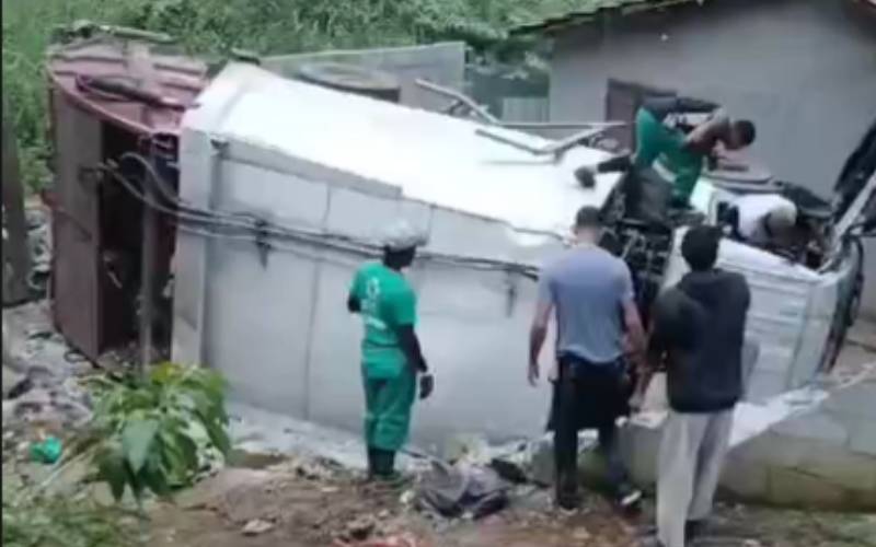 Caminhão de coleta de lixo tomba e atinge casa em Pedro do Rio