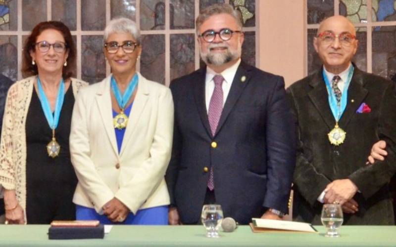 No clique a Professora Vera Abad, Vice do IHP, Elizabeth Maller Presidente do IHP, o C