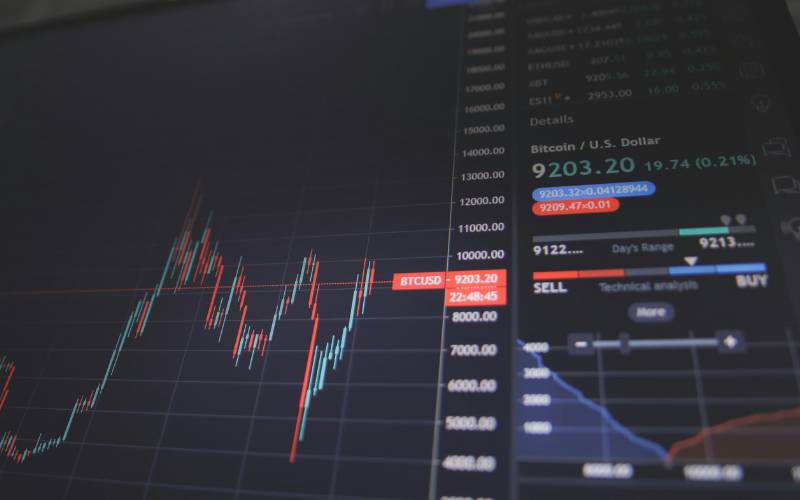 Dólar cai e Bolsa dispara: quando a reação do mercado pode chegar a Petrópolis?
