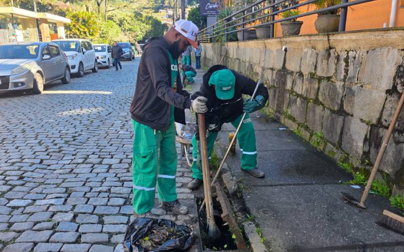 Comdep intensifica limpeza preventiva da rede de microdrenagem com a proximidade do ve