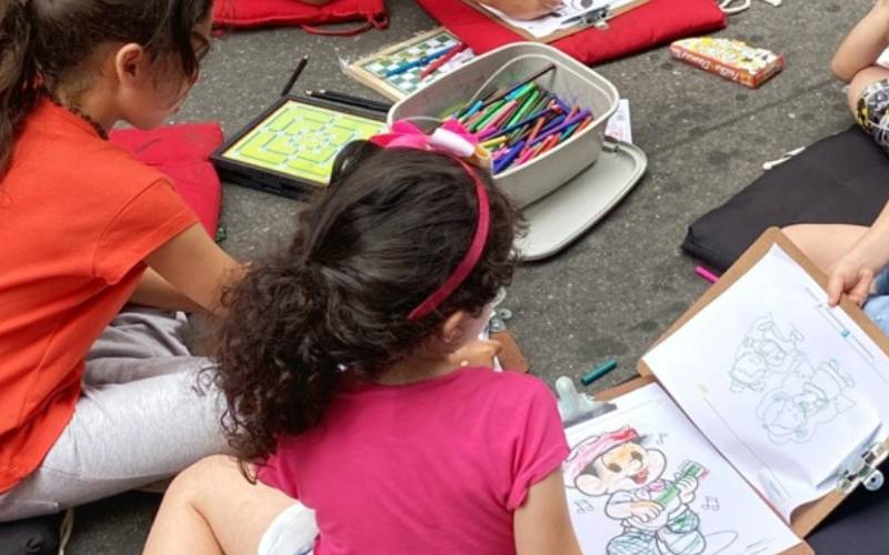 Homenagem às crianças: Feira Brincando na 16