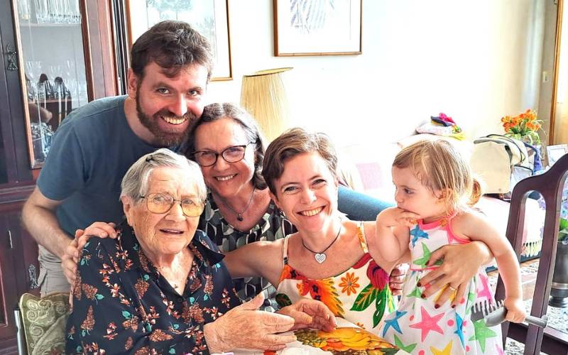 No clique Sra. Odete com o neto Alexandre Pfeiffer Fernandes, filha Cristina Pfeiffer 