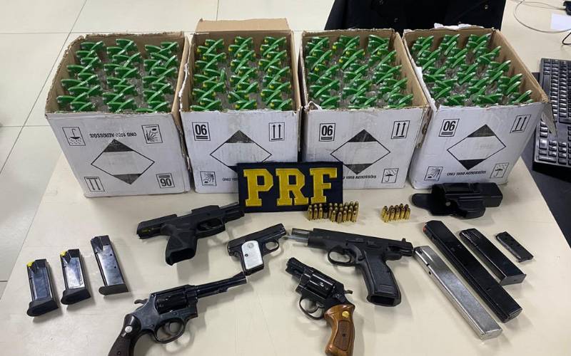 PRF intercepta picape com armas e drogas na BR-040