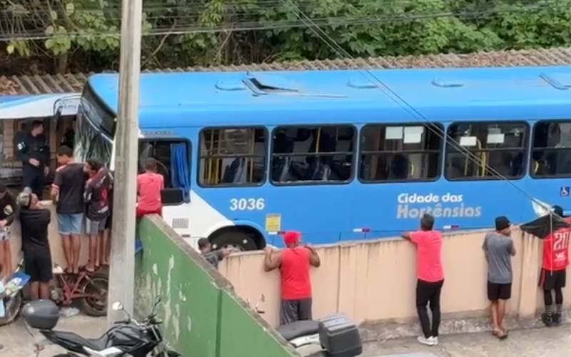 Ônibus da viação Cidade das Hortências é danificado por moradores após suposto atropel