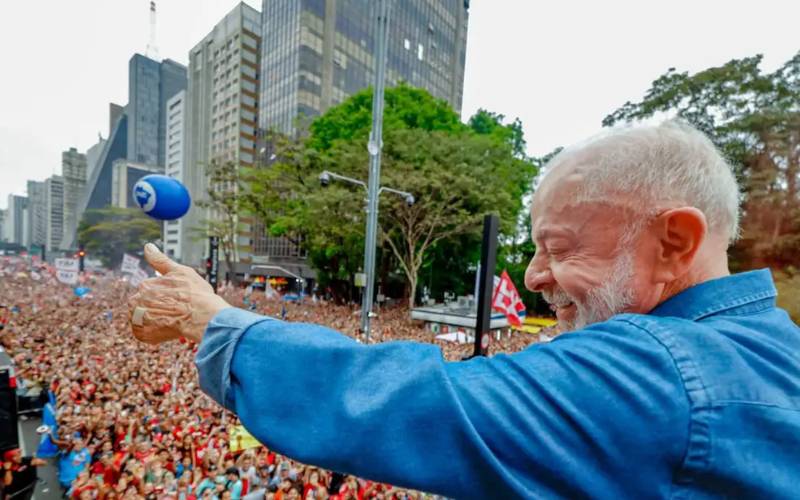 Ato pela reeleição de Lula leva milhares à Avenida Paulista