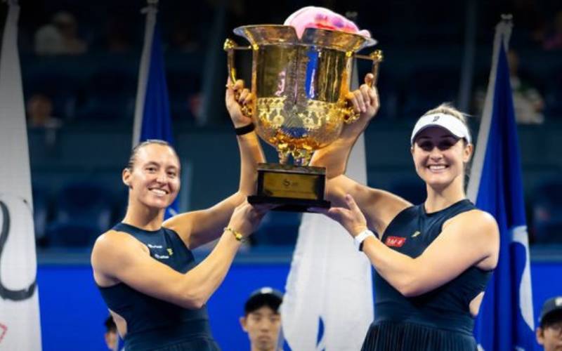 Dupla de Stefani fatura WTA 1000 de Pequim, o 5º título na temporada