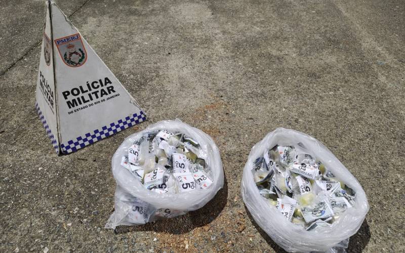Polícia Militar apreende 115 cápsulas de cocaína no Vicenzo Rivetti