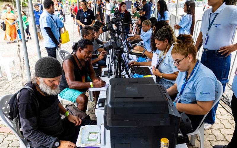 Detran RJ emite gratuitamente a nova Carteira de Identidade e leva educação para o trâ