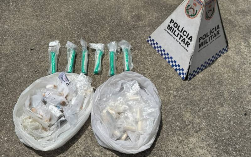 Polícias Militar e Civil prendem dois homens por tráfico de drogas no Chapa 4, em Petr
