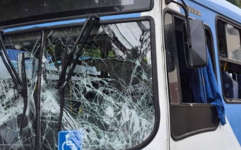 Ônibus é depredado e funcionários são agredidos no Carangola  