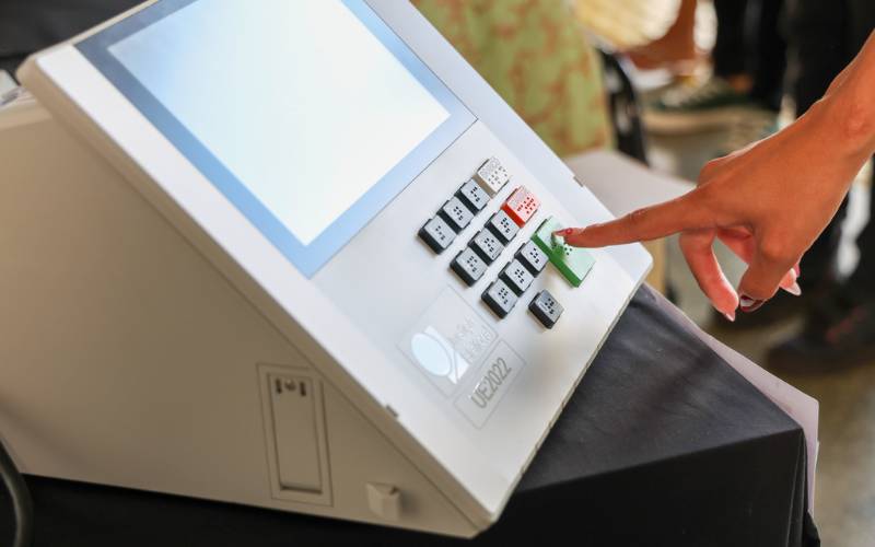 Escolas municipais que são locais de votação abrirão às 9h na segunda-feira (26/10)