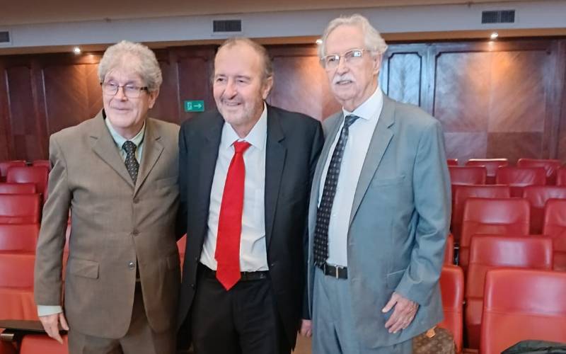 Dr. Ricardo Ferreira Bento, homenageado, entre os otorrinos Roberto Campos Meirelles e