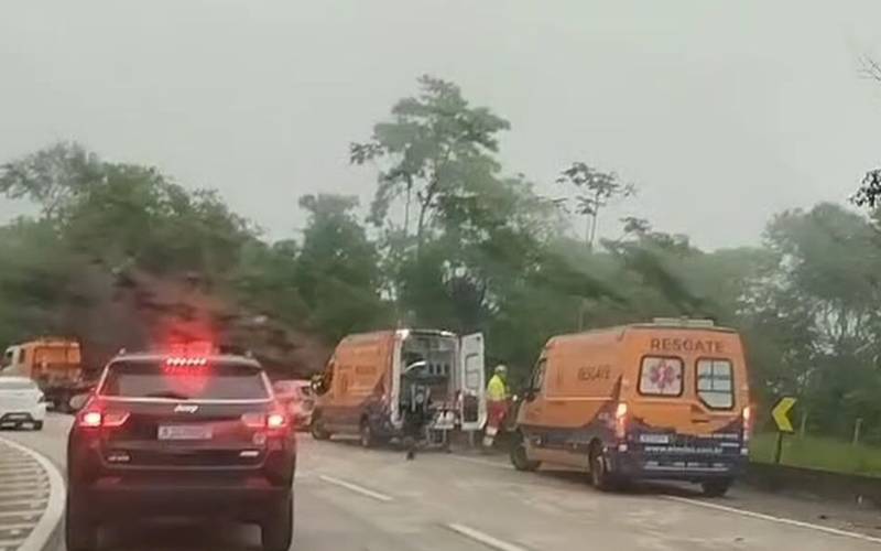 Acidente com carreta e seis carros deixa 17 vítimas na BR-040, na Serra de Petrópolis