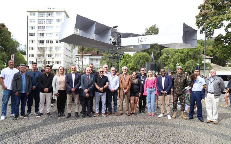 Prefeitura celebra os 120 anos do voo do 14-Bis com cerimônia em homenagem a Santos Du