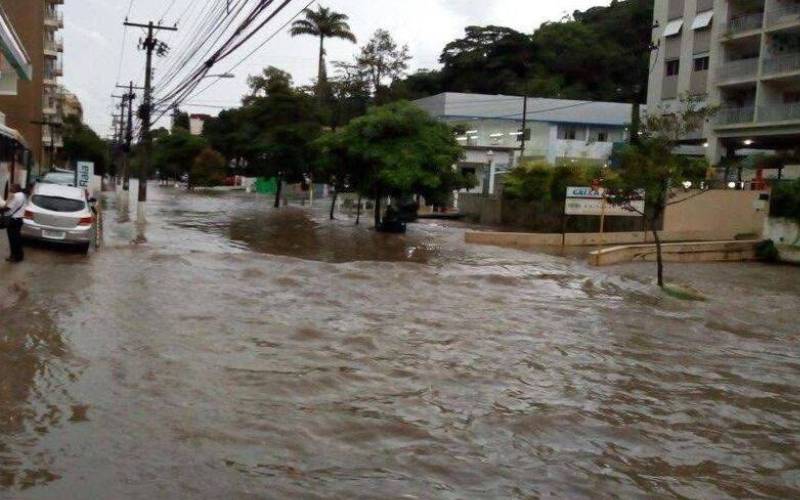 Estudo aponta que 72 mil moradores de Petrópolis vivem em áreas sujeitas a inundações 