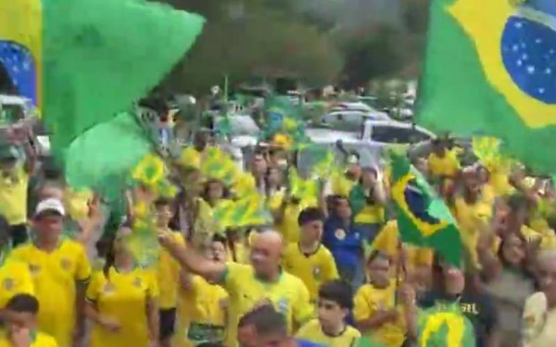 Apoiadores de Flávio Bolsonaro realizam carreata em Petrópolis neste sábado (24)