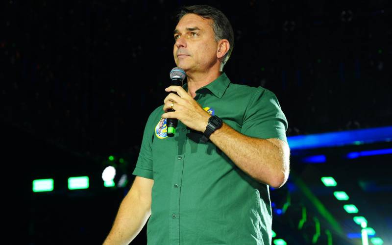 EUA concederão vistos a Flávio Bolsonaro e família, diz autoridade americana
