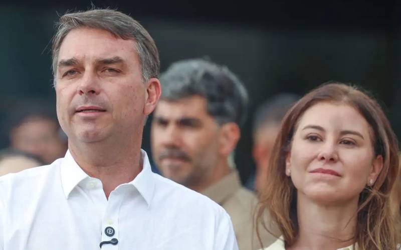 Flávio Bolsonaro foge do Brasil