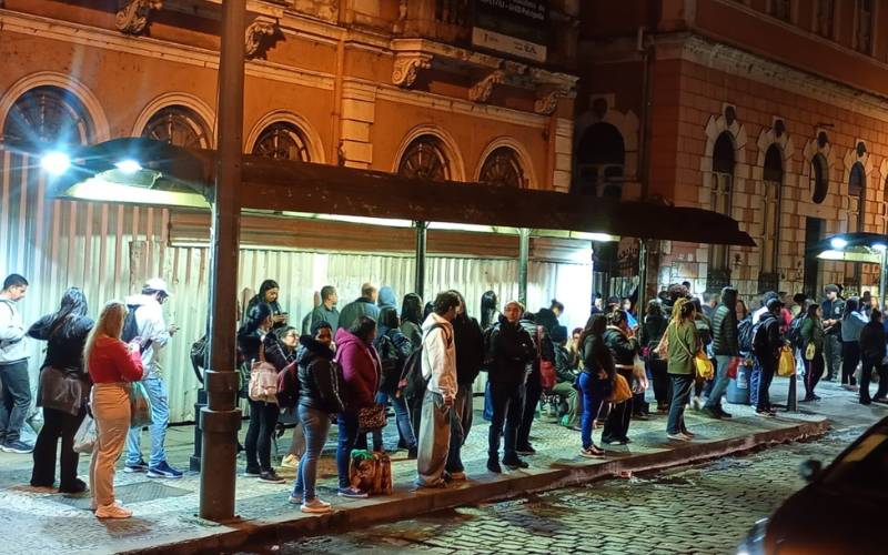 Prefeitura revitaliza iluminação pública próximo a ponto de ônibus no Centro