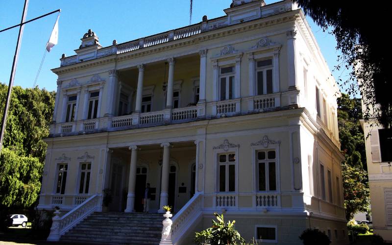 TCE-RJ volta a analisar aumento de 70% nos salários do Executivo de Petrópolis