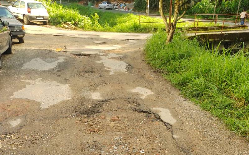 Moradores denunciam buracos há anos na Rua Coronel Duarte da Silveira