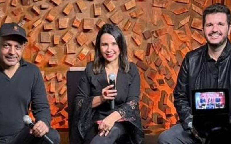 Luciana Peixoto entre André Amon - músico e diretor artístico, e Eddie Pimentel - músi