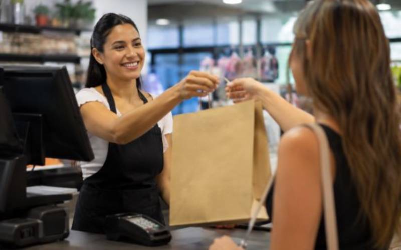 Contratações temporárias de fim de ano ampliam espaço para mulheres no comércio