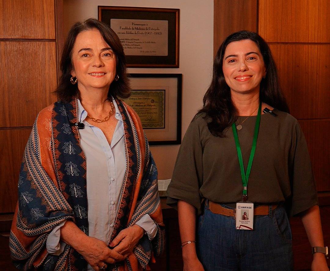 Reitora da UNIFASE, Maria Isabel de Sá Earp de Resende Chaves, ao lado da professora R