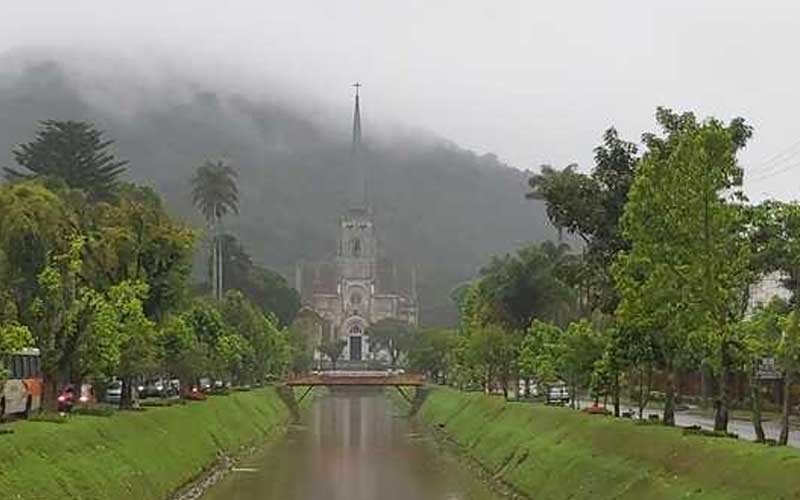 Sexta-feira de calor em Petrópolis: tempo muda no final de semana