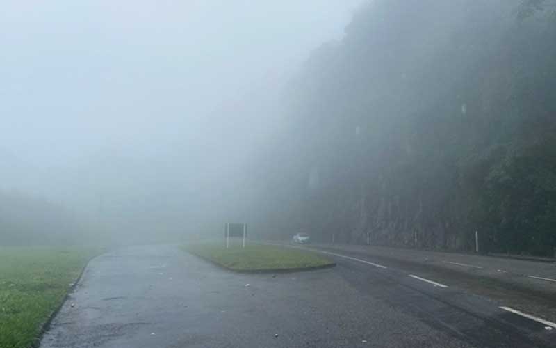 Serra de Petrópolis com neblina densa: redobre a atenção