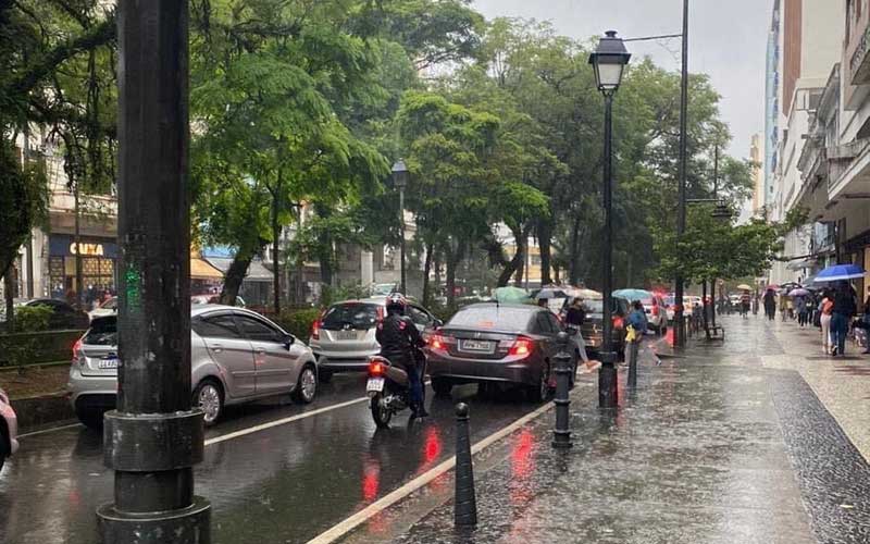 Defesa Civil emite alerta SMS de chuva moderada a ocasionalmente forte para o municípi