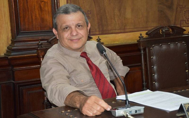 Vereador Domingos Protetor critica a criação de moradias no Caititu