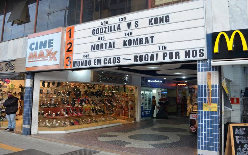 Rede Cinemaxx: projeto amplia entretenimento acessível para idosos