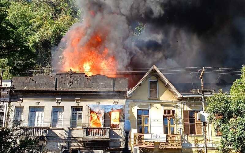 Incêndio destrói casarão histórico e atinge outros imóveis e vegetação