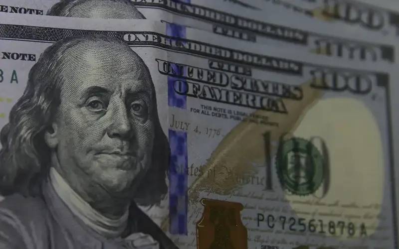 Dólar fecha a R$ 5,67 e atinge menor valor em cinco meses